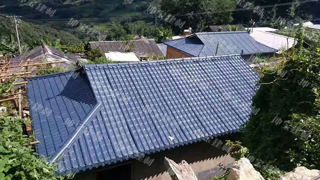 农村房屋盖上合成树脂瓦,再也不用上房捡瓦